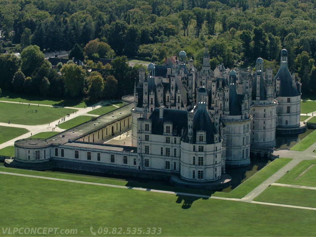 Vol en Hélicoptère - Cap Blois-Chambord: Châteaux Ménars, Chambord, Blois, la Loire - <b><font color=red>vol 20mn</font> - tarif par personne</b> - base Blois (41) - réf:HTCV_BJS